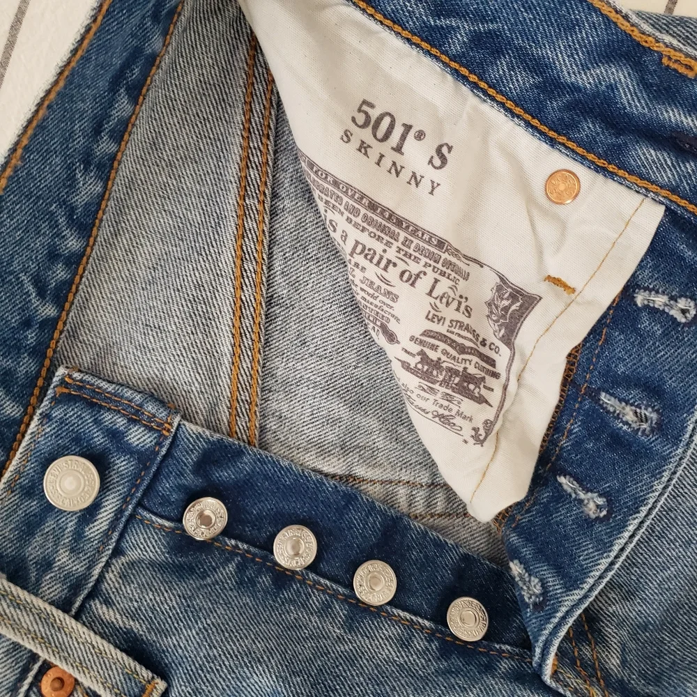 💙Premium 501 Levi's Skinny Ripped Jeans 24 X 28 $98💙 - Picture 7 of 8